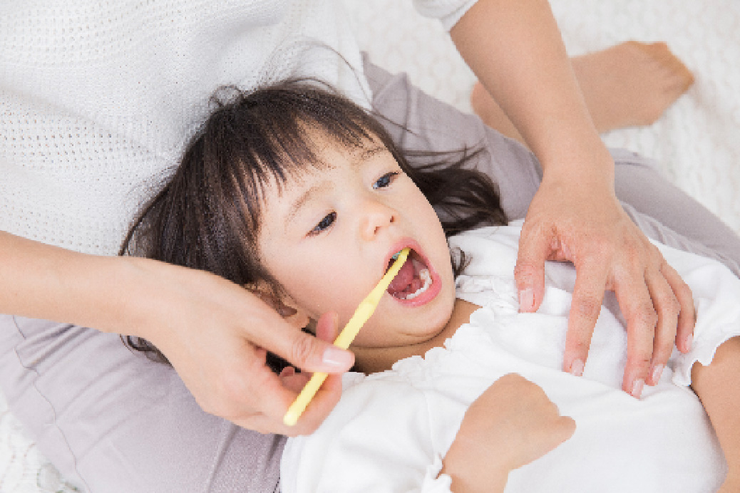 仕上げ磨き中のお子様